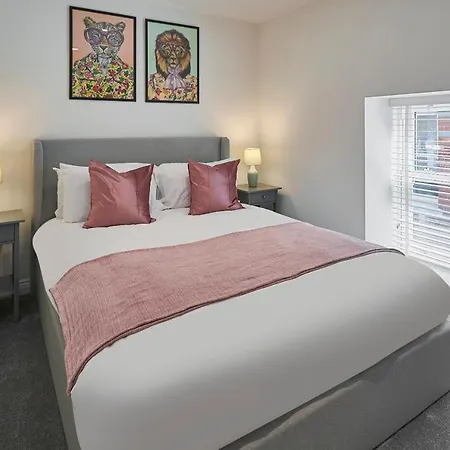 Host & - 4 The Mount ウィットビー