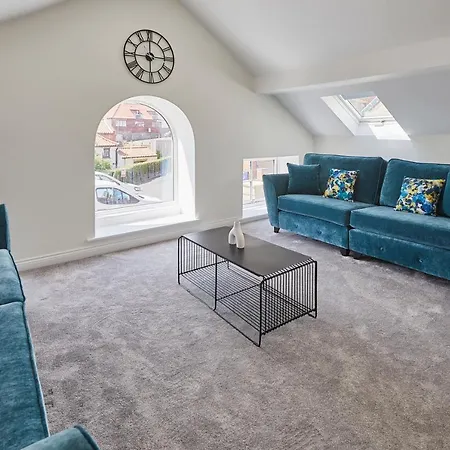 Host & - 4 The Mount * ウィットビー