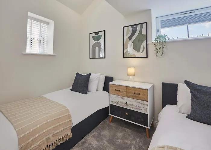 Host & - 4 The Mount * ウィットビー