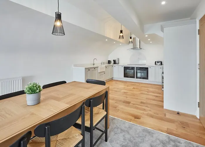 Host & - 4 The Mount ウィットビー