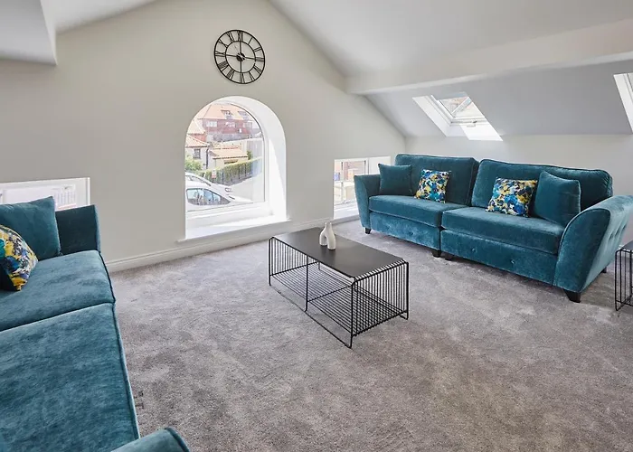 Host & - 4 The Mount * ウィットビー