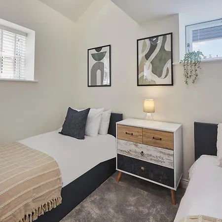 Host & - 4 The Mount * Whitby