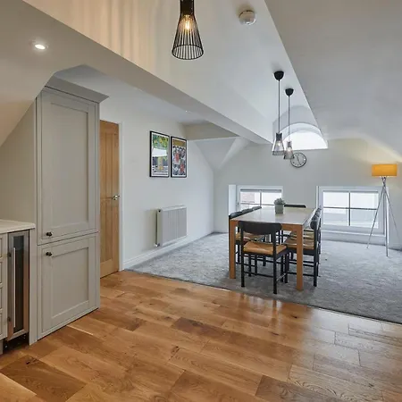 Host & - 4 The Mount * Whitby