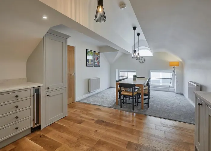 Host & - 4 The Mount * Whitby