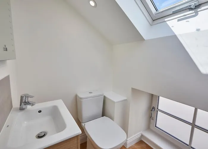 Host & - 4 The Mount * Whitby